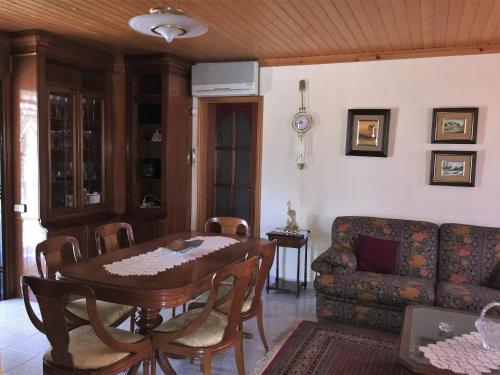 塔拉戈纳Family House - La Mora Beach - Tarragona的客厅配有桌子和沙发
