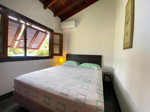 伊利亚贝拉Casa Vento Norte的一间卧室设有一张大床和窗户