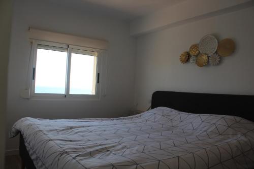 卡尔佩Calpe Beachview的一间卧室设有一张床和一个窗口