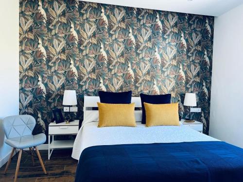 加拉奇科Bella Home的一间卧室配有一张带花卉壁纸的大床