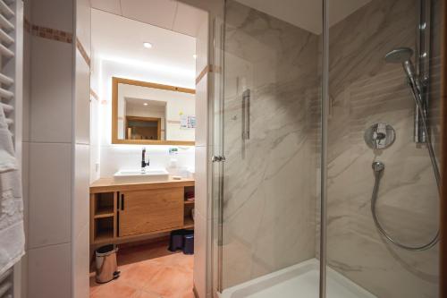 米特尔贝格德尔克莱恩瓦尔赛塔勒罗森霍夫旅馆的带淋浴和盥洗盆的浴室