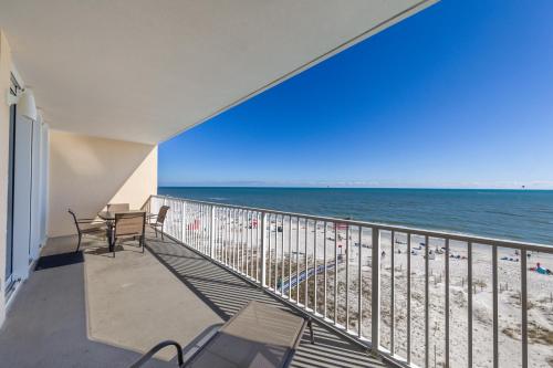 格尔夫海岸San Carlos Unit 607的享有海滩美景的阳台