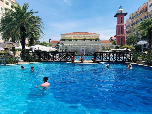 弗洛里亚诺波利斯Cobertura luxuosa dentro de Resort - Direto com proprietário - ILCMASTER的一群人在大型游泳池游泳