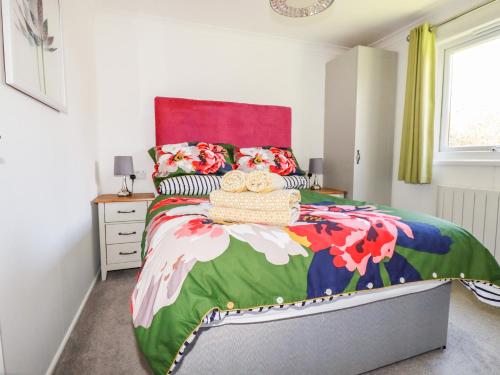 雷德鲁斯Hunrosa的一间卧室配有一张大床和彩色床罩
