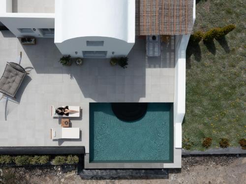 伊亚Saint John Oia-Private Heated Pool Villas的享有别墅内游泳池的顶部景致