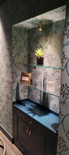 米兰Santarella Guest House的浴室设有蓝色的柜台和壁纸墙