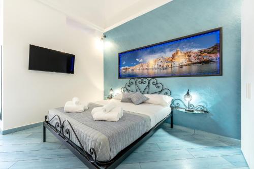 普罗奇达La casa del postino的一间卧室配有一张壁画大床