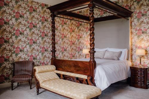 卡舍尔Noan Country House B&B的一间卧室配有一张天蓬床和一把椅子