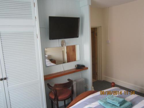 浦耳玛丽宾馆的卧室配有一张床,墙上配有电视