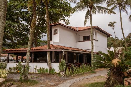 巴雷克萨巴芭乐格萨巴海滩酒店的前面有棕榈树的房子