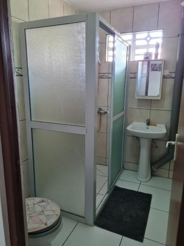 马罗尼河畔圣洛朗CHEZ VERVEINE的带淋浴、卫生间和盥洗盆的浴室