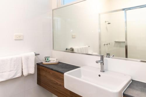 布里斯班Salisbury Hotel Motel的白色的浴室设有水槽和镜子