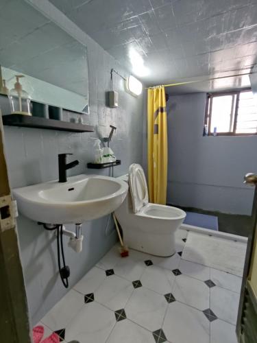 小琉球岛樓仔厝的浴室配有白色水槽和卫生间。