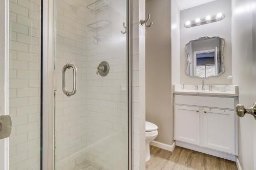 希尔顿黑德岛Stones Throw的带淋浴和卫生间的白色浴室