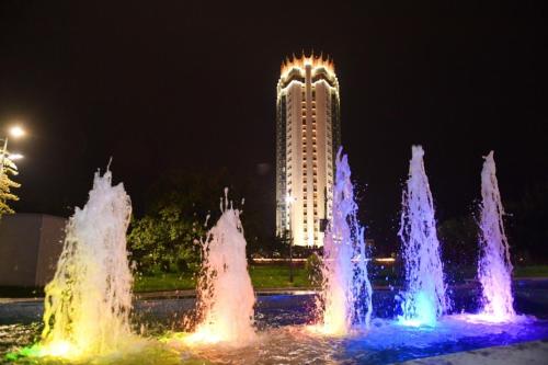 阿拉木图Kazakhstan Express的夜间在建筑物前的喷泉