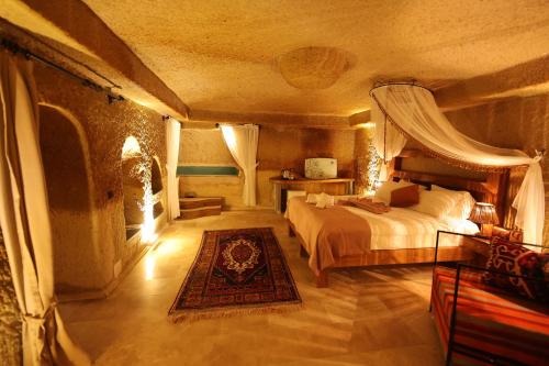乌奇希萨尔Alice in Cappadocia的一间卧室配有一张大床和地毯。