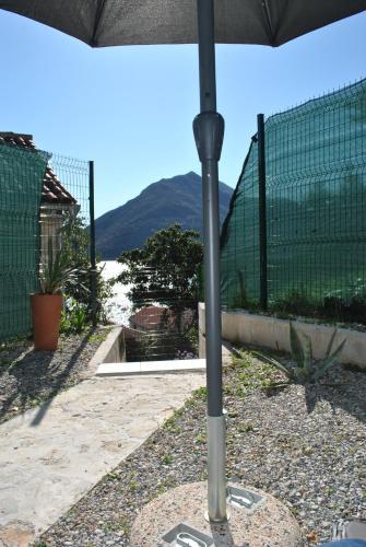 帕里斯特Casa Mediterraneo Perast的山底下一根伞杆