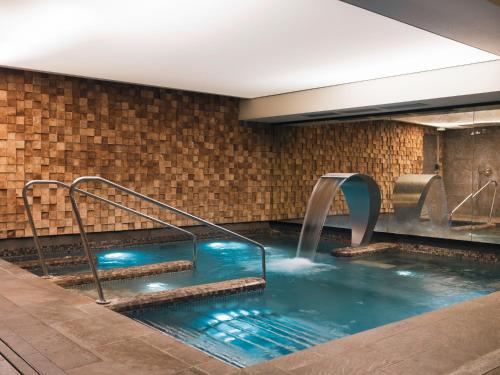 雷恩Balthazar Hôtel & Spa Rennes - MGallery Hotel Collection的大楼内带喷泉的热水浴池