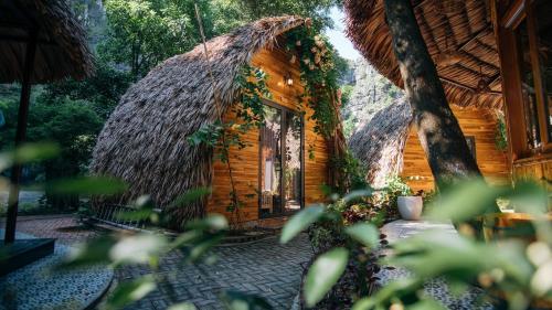 宁平姆瓦洞生态酒店（杭姆瓦）的茅草屋顶小木屋