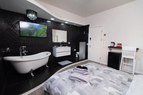 海法Luxury Room Bahai's Garden的带浴缸和盥洗盆的浴室