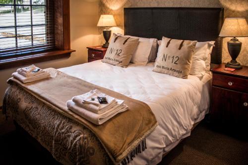 埃尔默洛Kralinbergh Estate Guesthouse的酒店客房,配有带毛巾的床