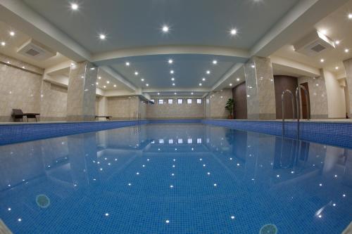 第比利斯Hotel Astoria Tbilisi的大楼内的大型游泳池