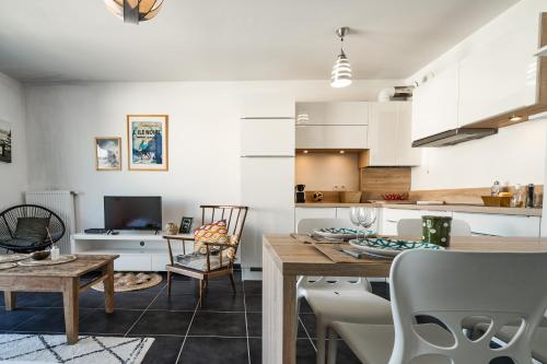 安锡CABANA & Le Manoir - Proche du Lac的厨房以及带桌椅的起居室。