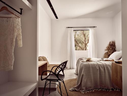 扎金索斯镇Sanpiero Island的白色的卧室设有床和窗户