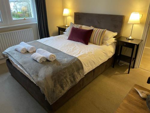 FuntingtonThe Richmond Arms Rooms的一间卧室配有带毛巾的床