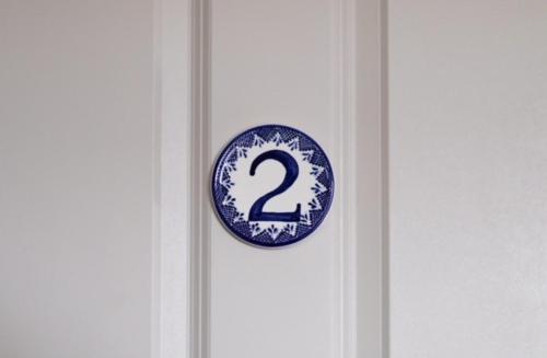 FuntingtonThe Richmond Arms Rooms的上面有蓝色和白色的板门