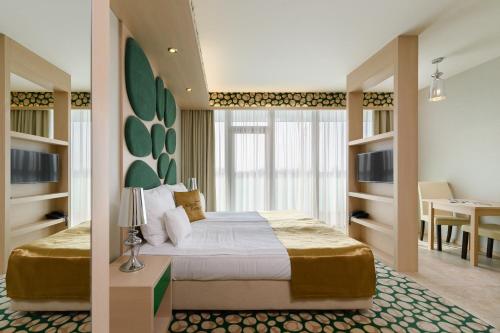 豪伊杜索博斯洛Hotel Aurum Family "A"的酒店客房 - 带一张床和用餐室