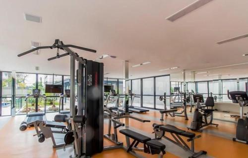 圣保罗VN CASA TOPÁZIO - VILA MARIANA的健身房拥有许多跑步机和机器
