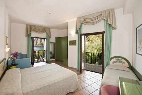 马拉泰亚甘比亚诺酒店的一间带两张床的卧室和一个阳台