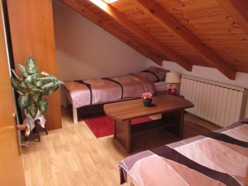 GarešnicaApartman OPG Balja的小房间设有两张床和一张桌子