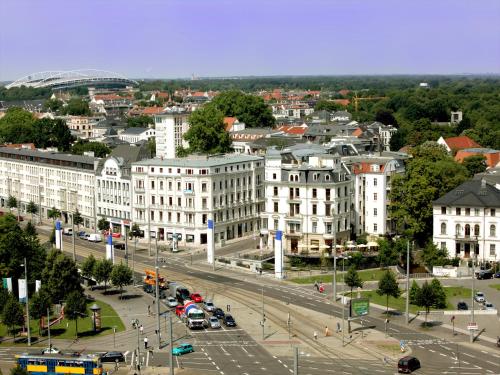 莱比锡Sleepy Lion Hostel & Apartments Leipzig的城市空中景观和建筑