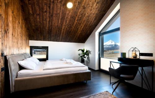 韦尔卡鲁穆尼卡Natur Resort的一间卧室设有一张大床和一个窗户。