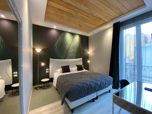 福贾Residenze Romano Ristorante & SPA albergo diffuso - WHITE的一间卧室配有一张床和一张玻璃桌