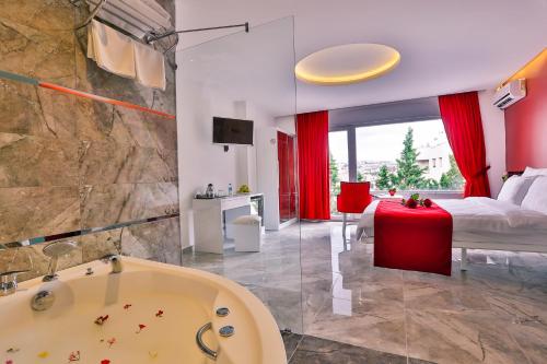 伊斯坦布尔奥塔科伊贝莱扎酒店的带浴缸的浴室和1间带1张床的卧室