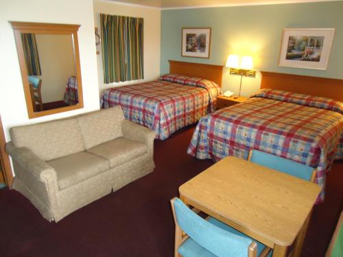 绿湾陶尔汽车旅馆的酒店客房,配有沙发和两张床