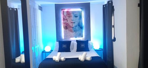 伊维萨镇伊维萨城市空间旅馆的蓝色卧室,配有蓝色枕头的床