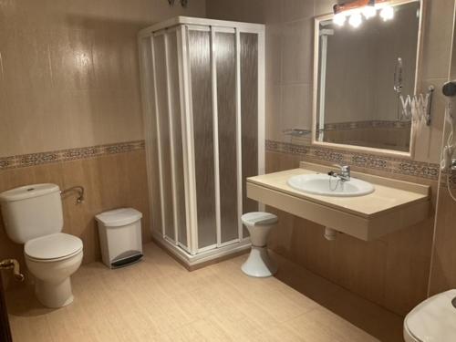 兰哈龙Hotel el Sol的浴室配有卫生间、盥洗盆和淋浴。