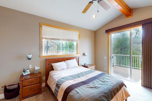 巴斯莱克Murray Lake Retreat的一间卧室设有一张床和一个大窗户