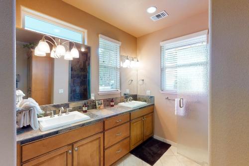 巴斯莱克Murray Lake Retreat的一间带两个盥洗盆和大镜子的浴室