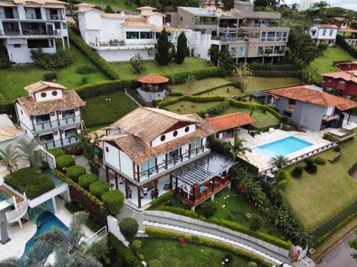 卡皮托利乌Solarium de Escarpas Suítes的享有带游泳池的房屋的空中景致