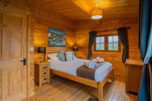 Wall Eden Farm - Luxury Log Cabins and Glamping客房内的一张或多张床位