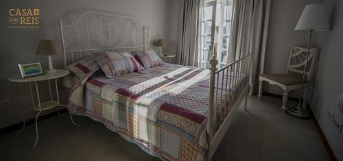英雄港Casa Dos Reis - Boutique Hostel的卧室配有床、椅子和窗户。
