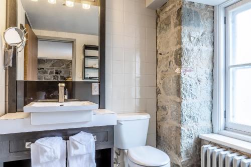 魁北克市逸轩综合酒店的一间带水槽和卫生间的浴室