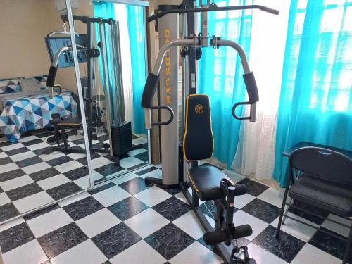 Tortola IslandMore Than Beauty Properties的一间健身房,在 ⁇ 板上配有跑步机
