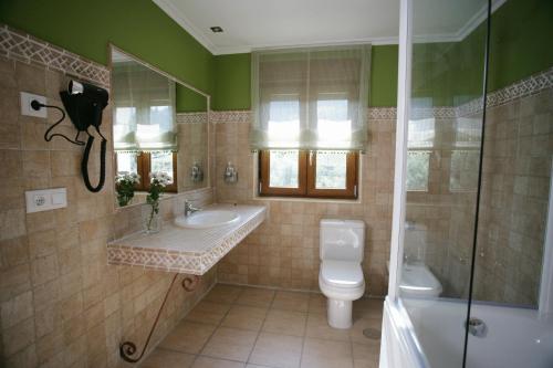 多摩列瓦纳科卡尔旅馆的浴室配有卫生间、盥洗盆和淋浴。