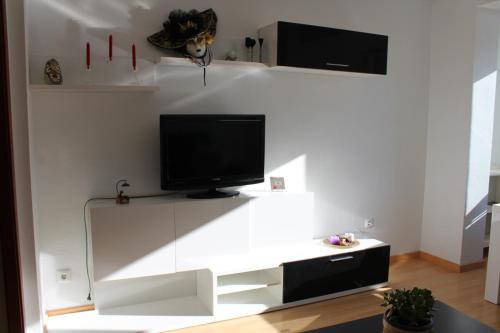 卡拉塔尤德El Refugio的一间客厅,在白色的墙上配有电视